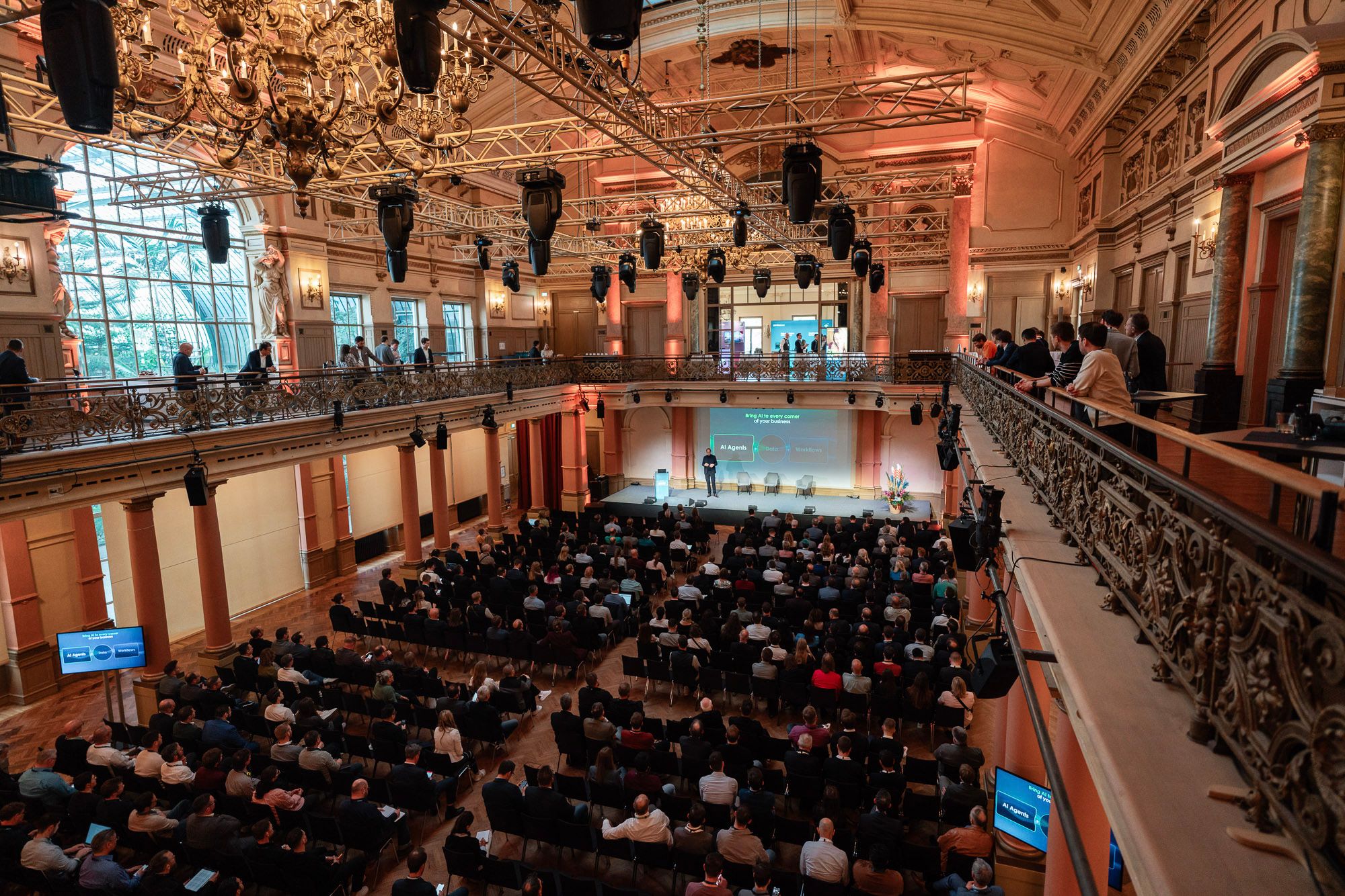 B2B Event mit Bühne und Publikum