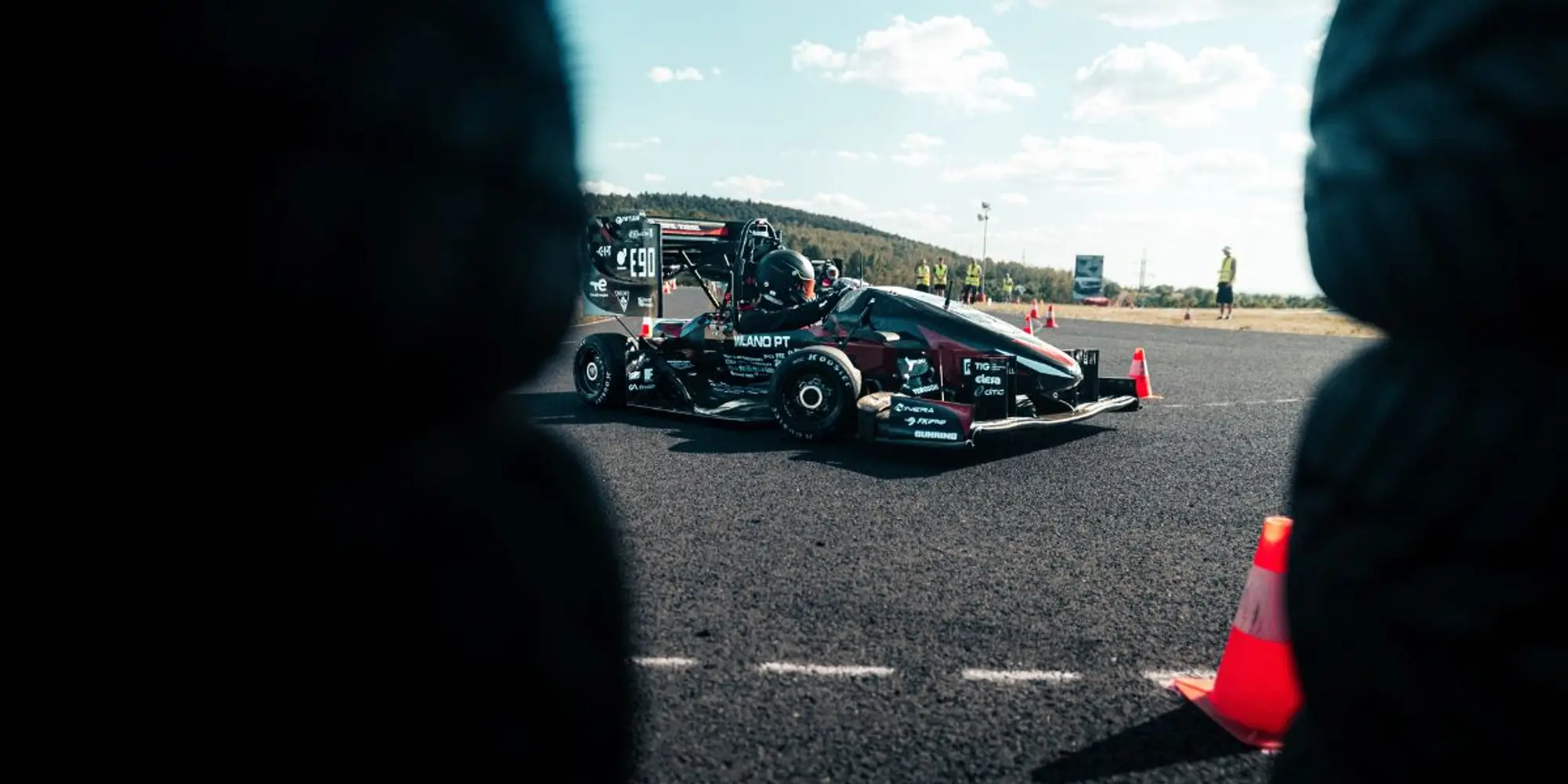 Monoposto Dynamis PRC sul tracciato di Formula Student durante una prova dinamica.