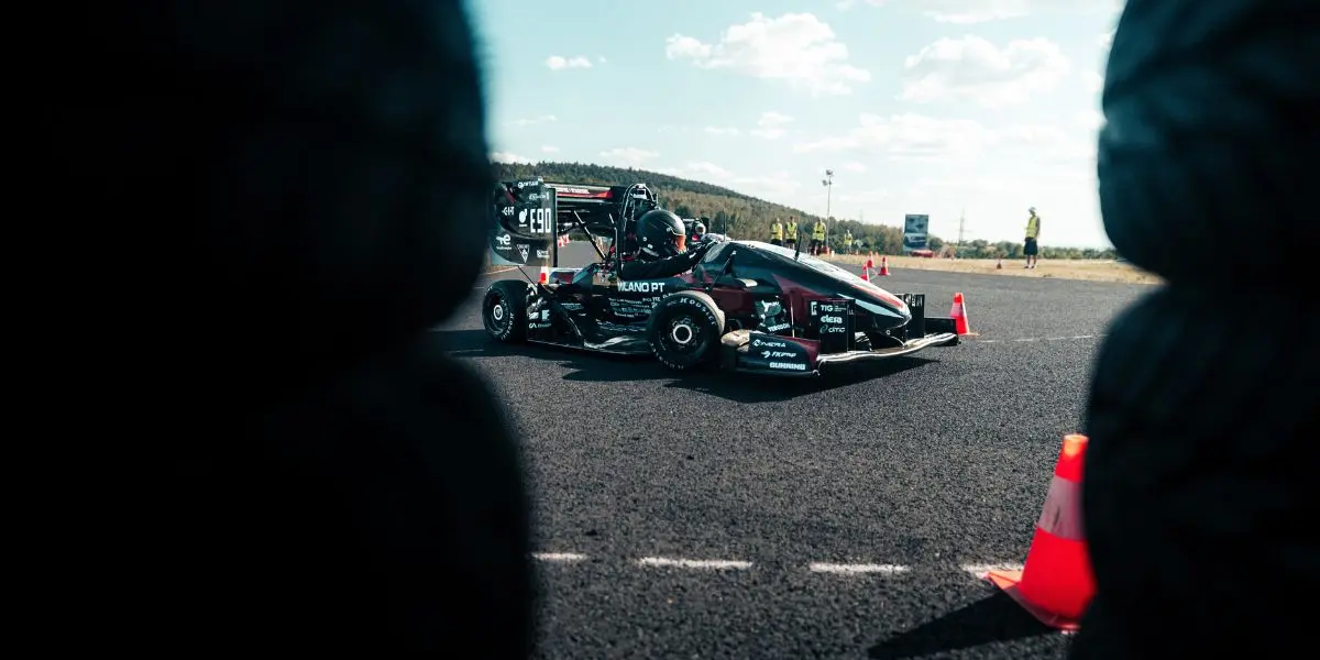 Monoposto Dynamis PRC sul tracciato di Formula Student durante una prova dinamica.