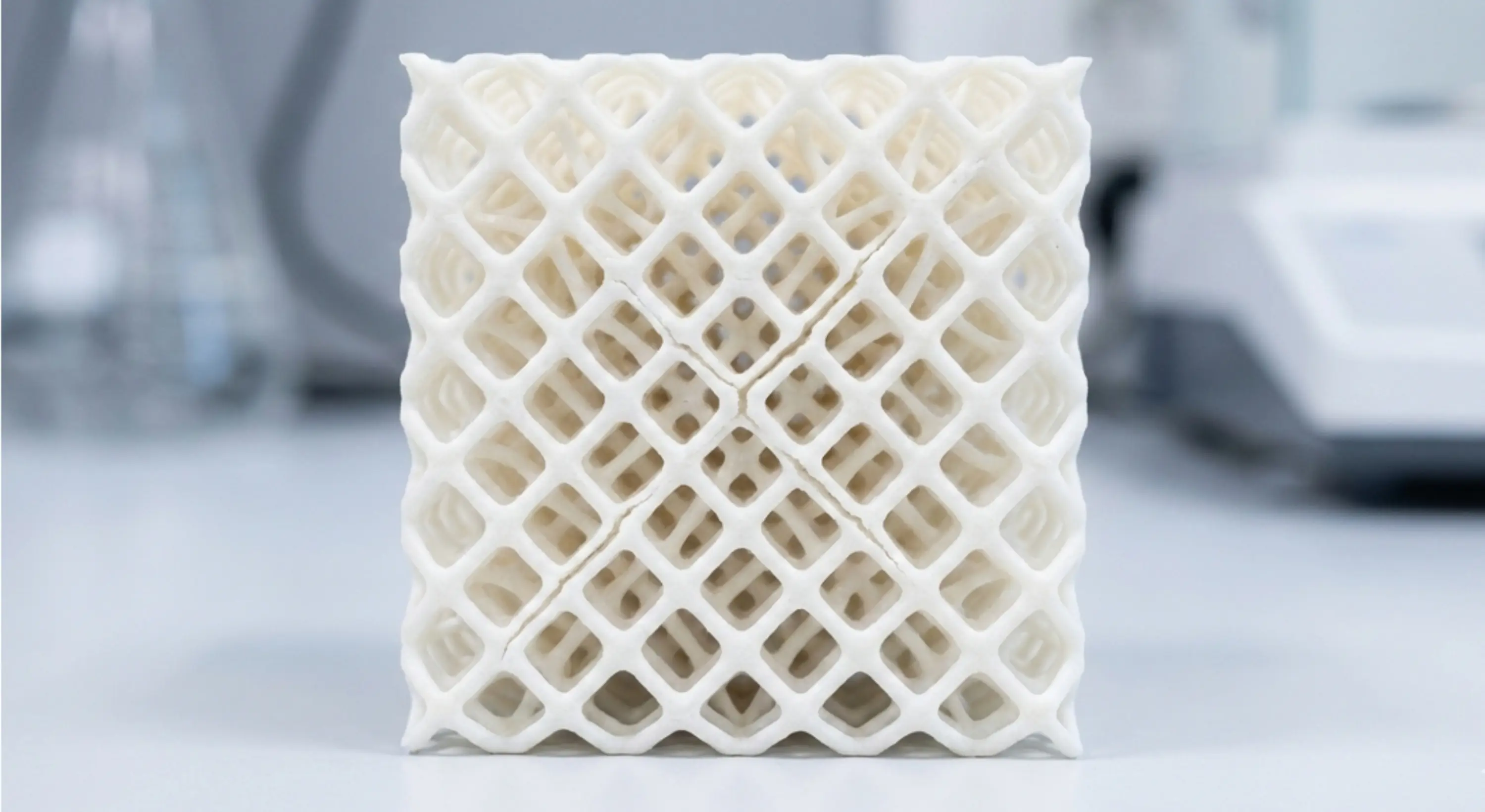 Cube-shaped 3D-printed lattice structure with a visible fracture.