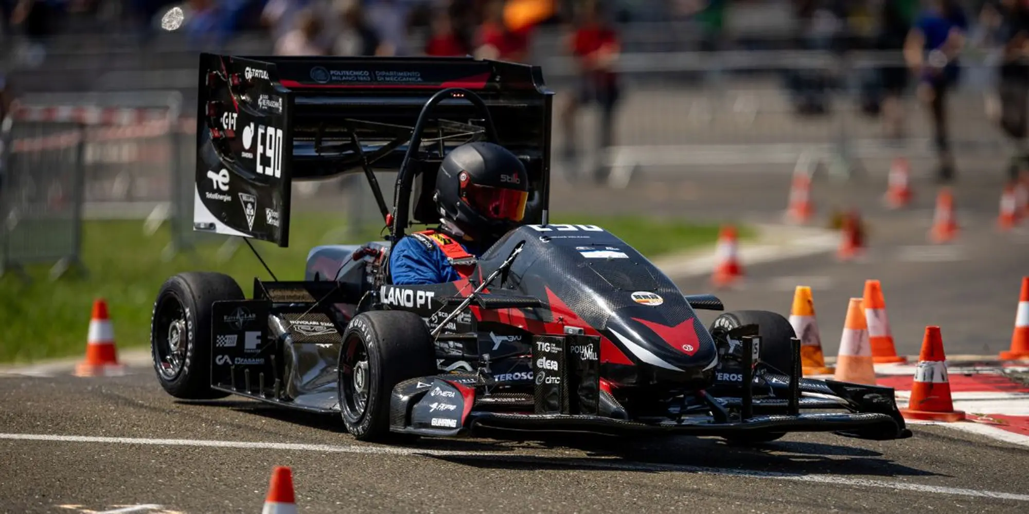 Monoposto Dynamis PRC in azione tra i coni durante una prova di Formula Student.