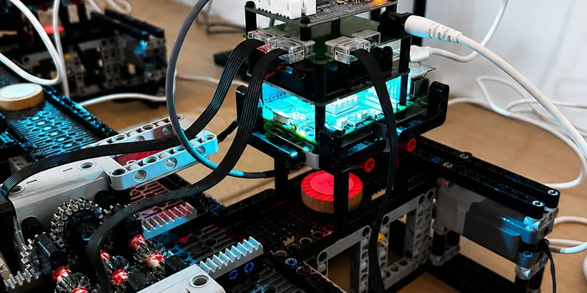 Electronic module with cables and components integrated into a robotic system.