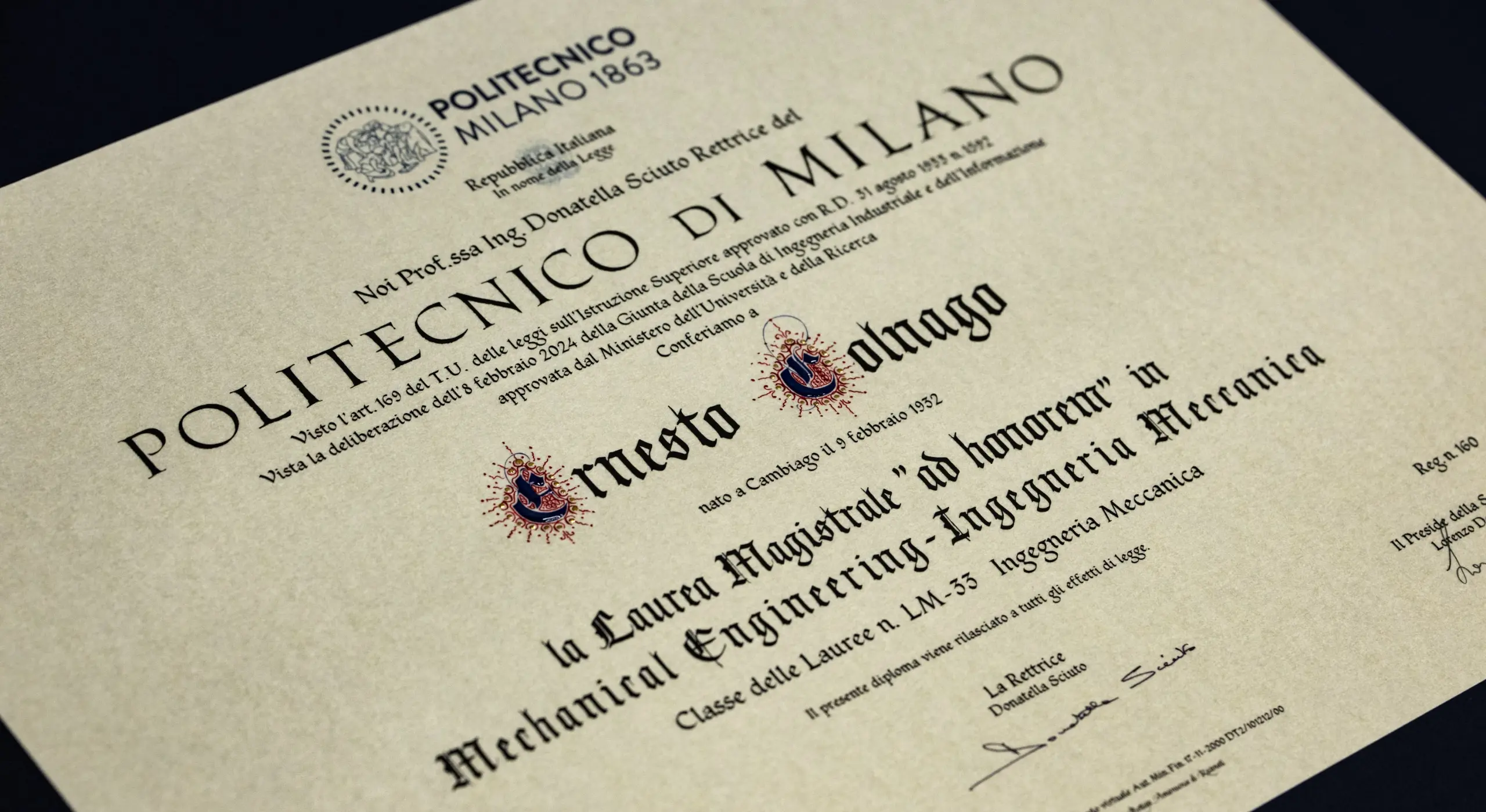 Diploma di Laurea Magistrale ad honorem conferito dal Politecnico di Milano a Ernesto Colnago in Ingegneria Meccanica.