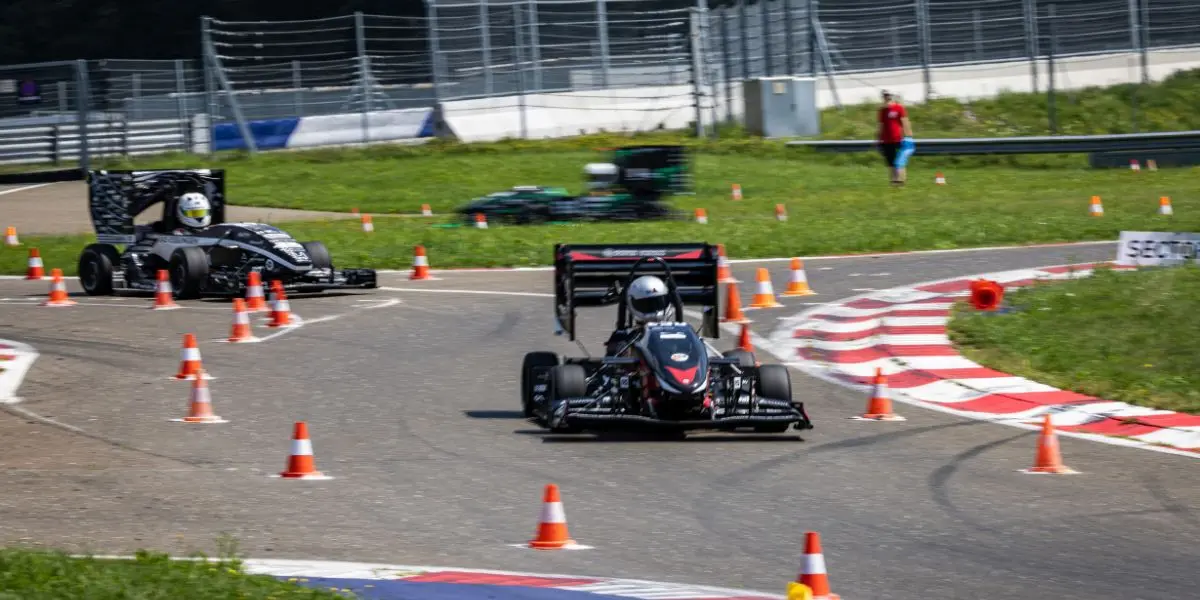 Monoposto Dynamis PRC e altre vetture di Formula Student impegnate sul percorso delimitato dai coni.
