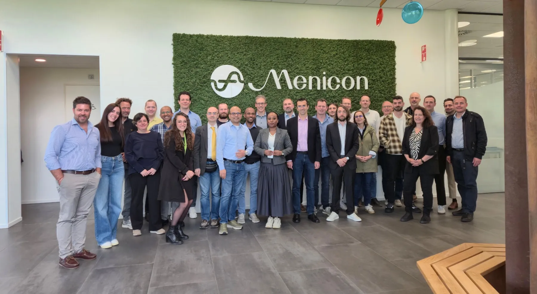 Foto di gruppo dei partecipanti a un incontro del progetto RaRe2 presso la sede di Menicon.