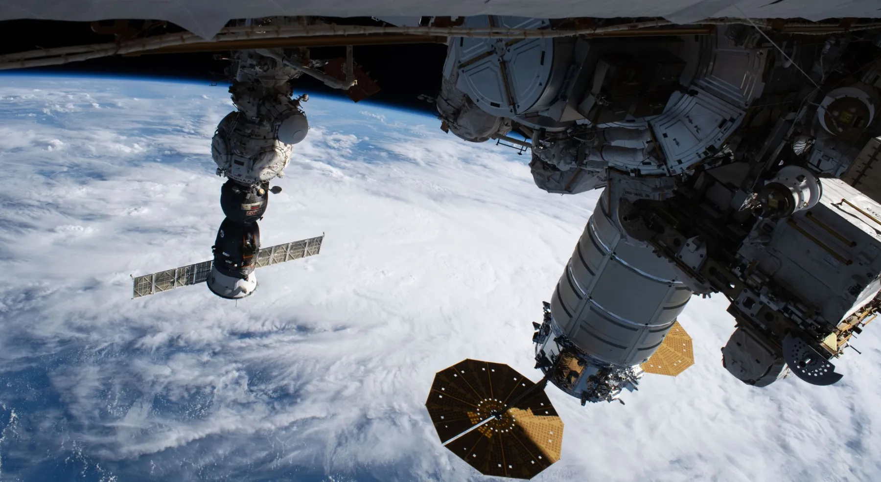 Navetta Soyuz e moduli della Stazione Spaziale Internazionale in orbita sopra la Terra.