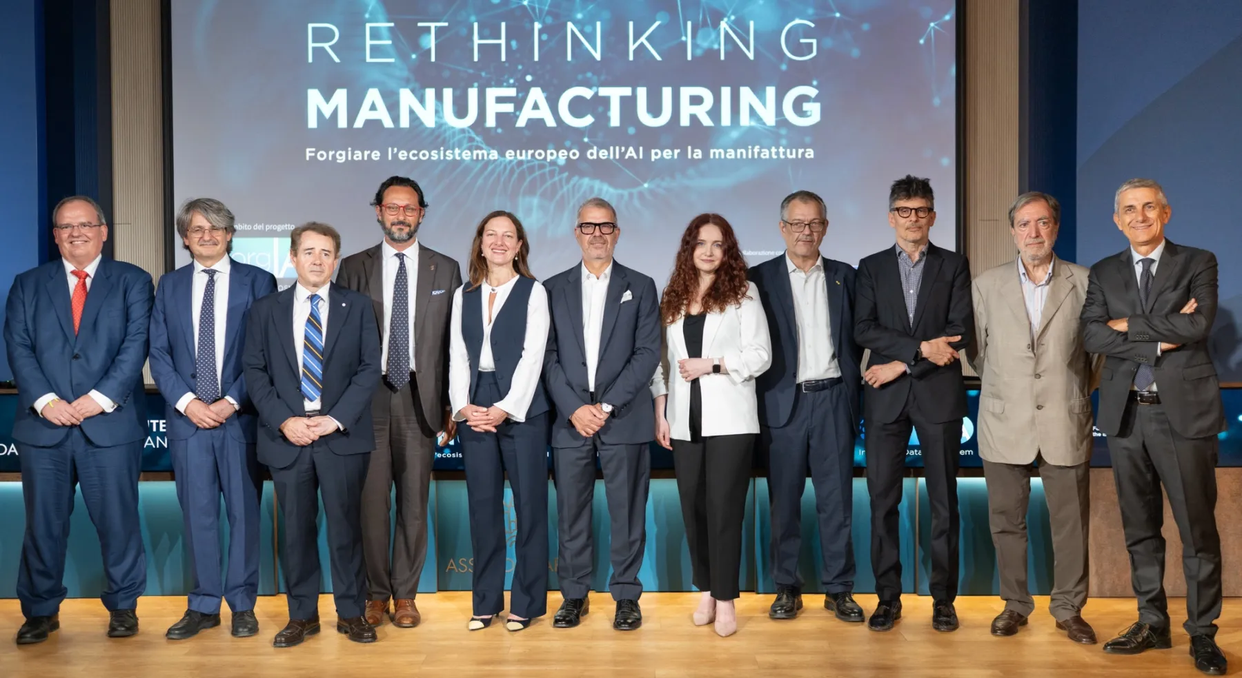 Foto di gruppo dei partecipanti all'evento Rethinking Manufacturing dedicato all'intelligenza artificiale per la manifattura europea.