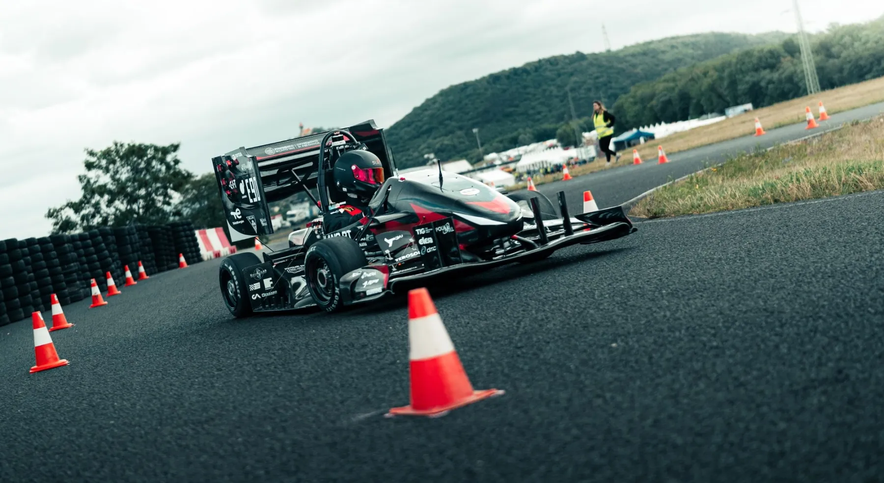 Monoposto di Dynamis PRC impegnata in una prova dinamica su un percorso delimitato da coni.