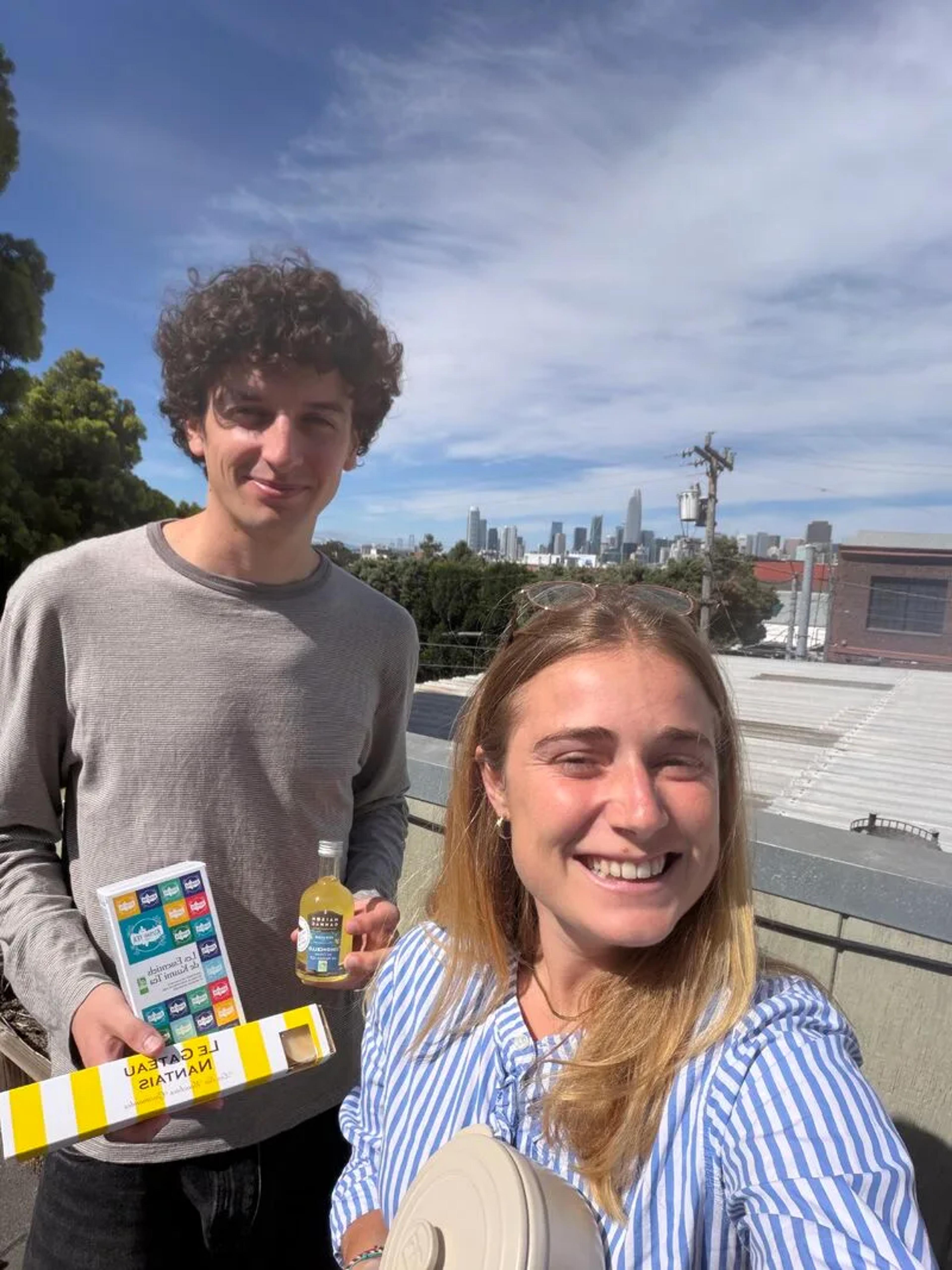 Thibaut Regerat et Tiphaine Venet à San Francisco avec les cadeaux offerts par la délégation Planète CSCA