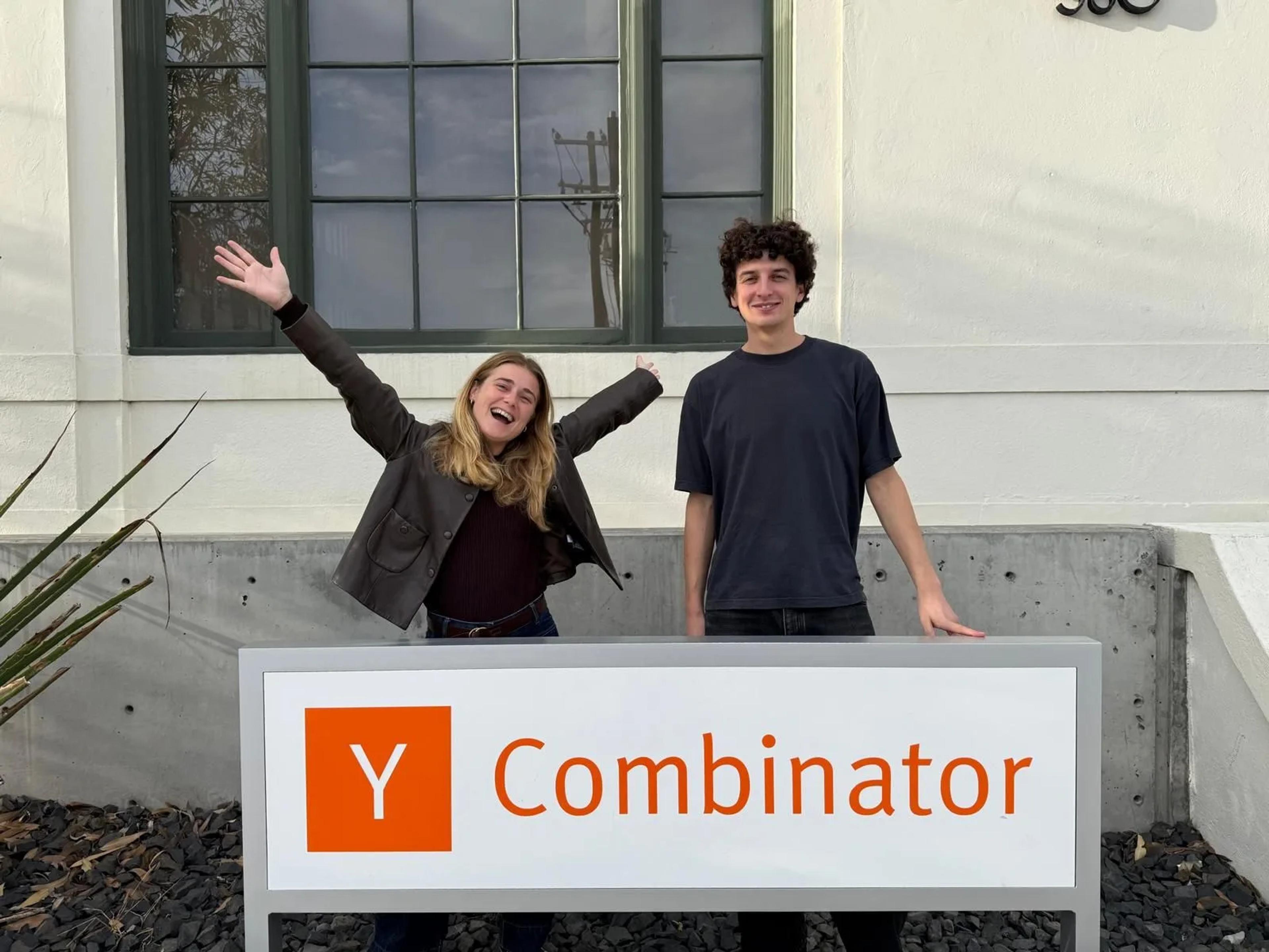 Tiphaine Venet et Thibaut Regerat, fondateurs de Covera, derrière le panneau Y Combinator