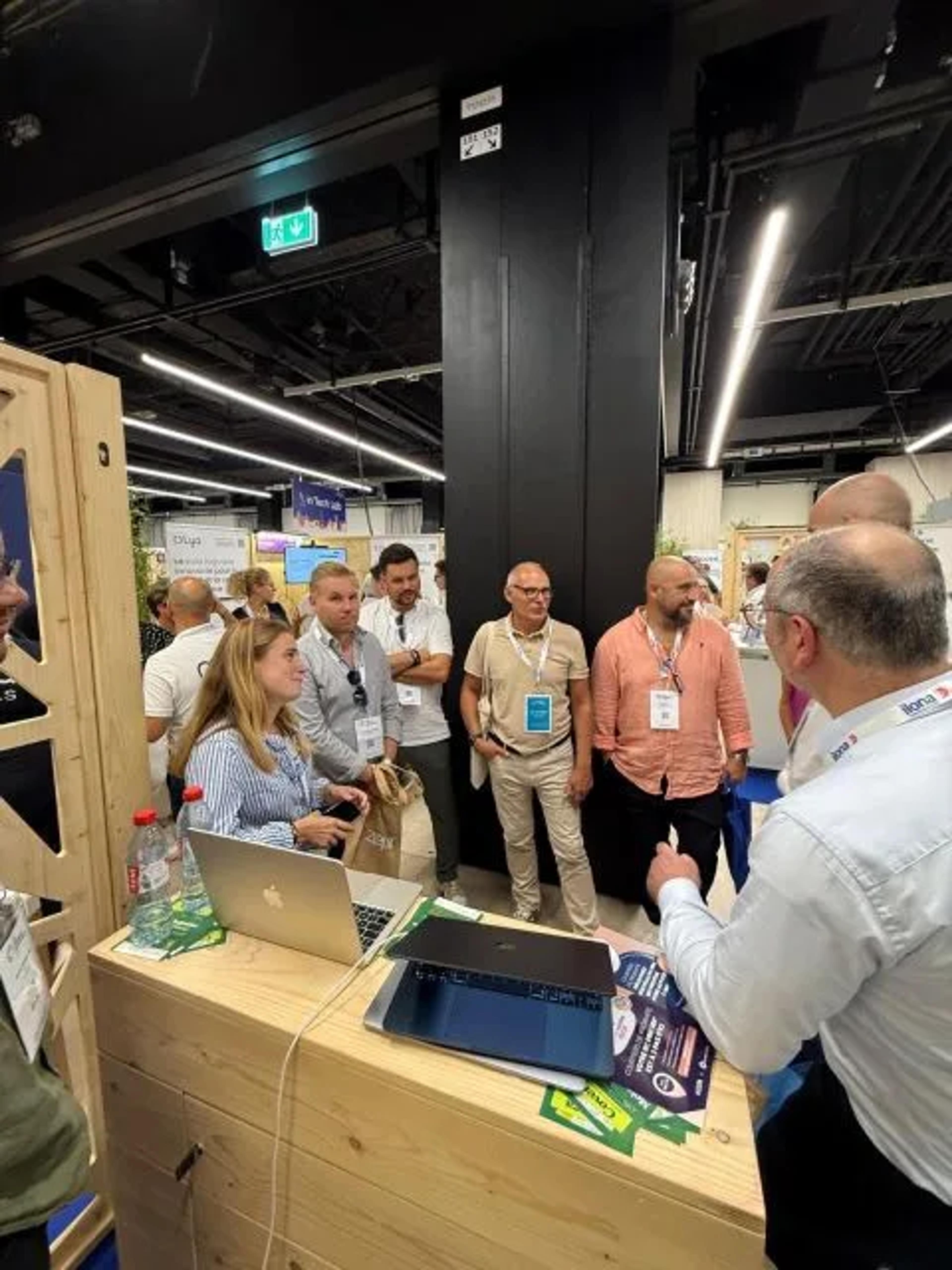 Des visiteurs rassemblés autour du stand Covera aux Journées du Courtage 2026