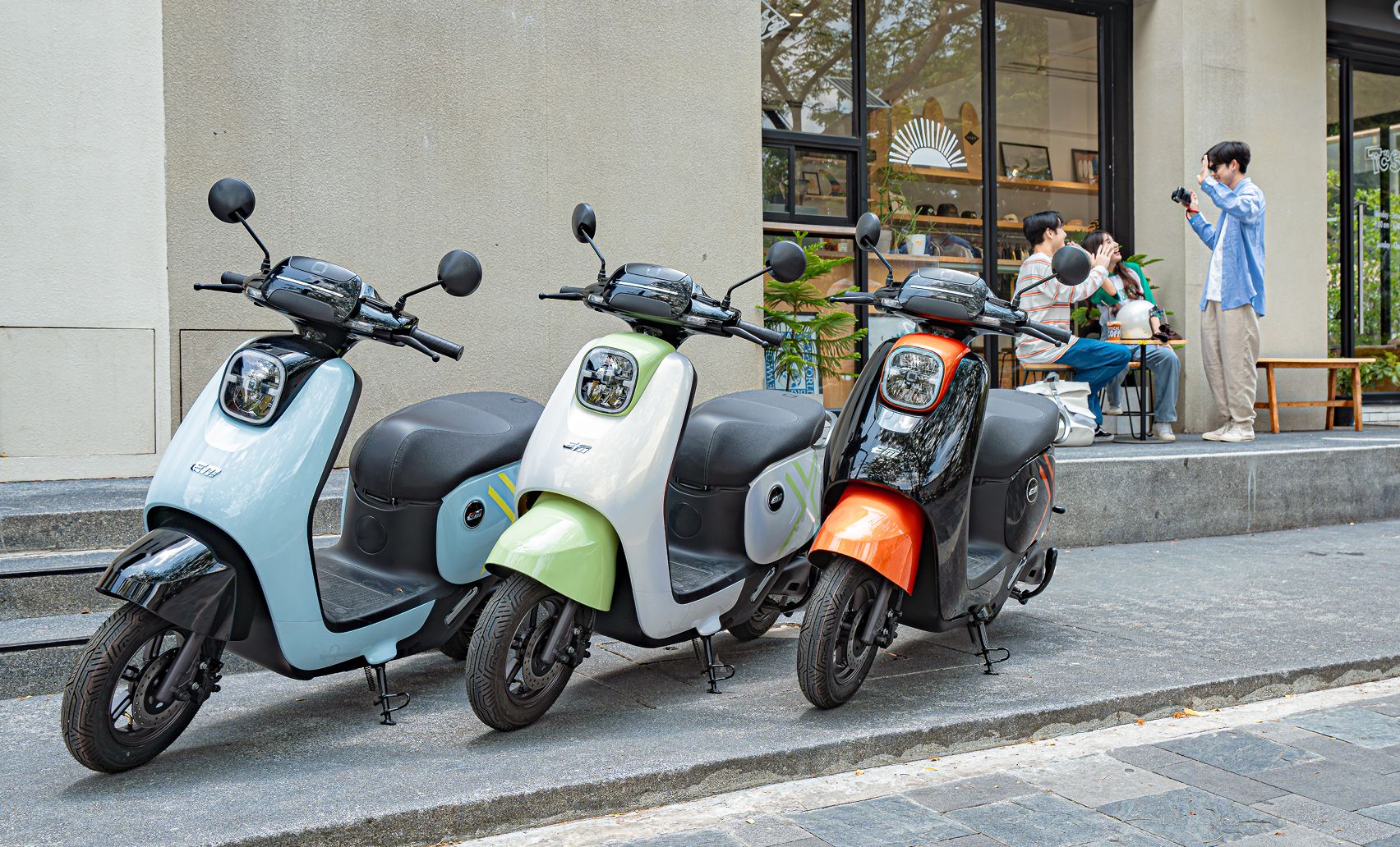 Side view of EM QAREZ