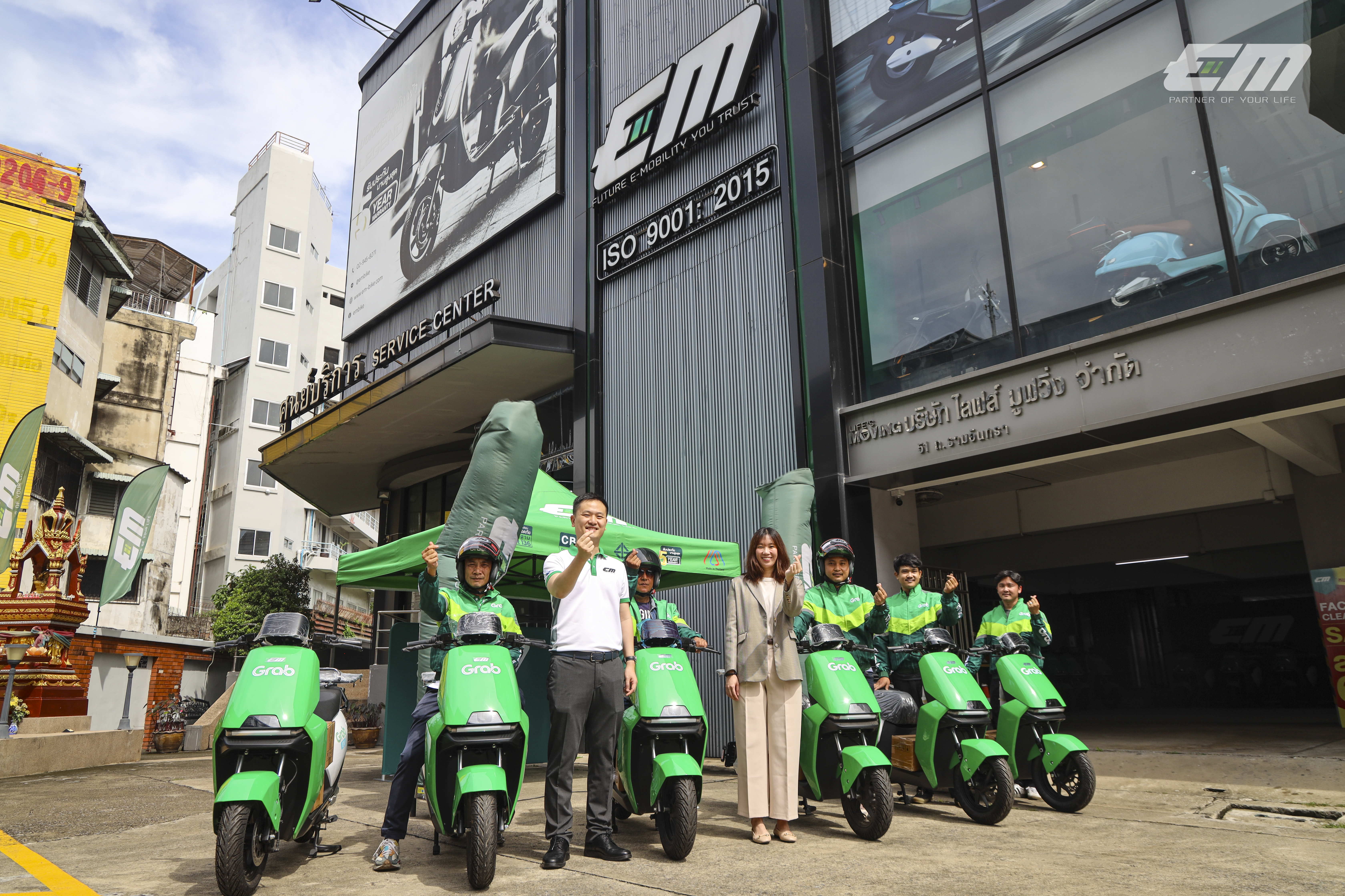 EM Motor ผนึกกำลัง Grab ยกระดับอาชีพไรเดอร์ด้วยโครงการ "ผ่อนขับรับรถ"