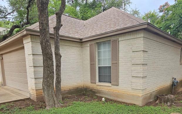 James Hardie Custom Colonial Roughsawn detail — The Woods, Round Rock (photo 4)