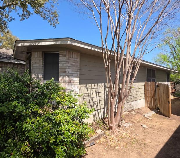 James Hardie 8.25" Select Cedar Mill detail — Parkwood, Austin (photo 2)