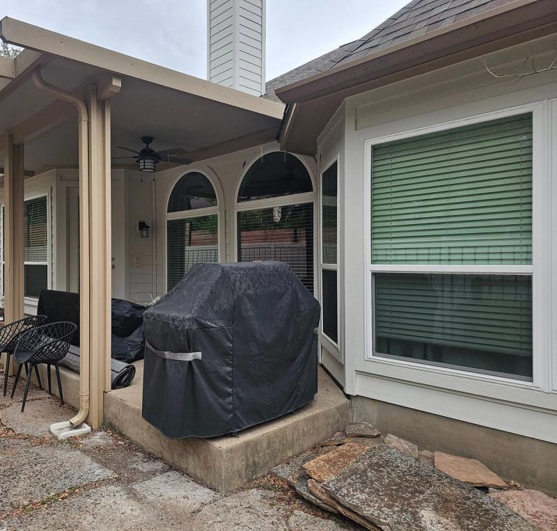 James Hardie Select Cedar Mill 8.25" Lap Siding detail — West Oak Hill, Austin (photo 4)
