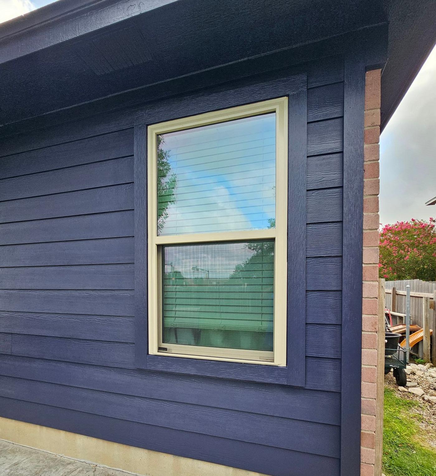 James Hardie Select Cedar Mill 8.25" Lap Siding detail — Julie's Walk At Katymead, Pflugerville (photo 6)