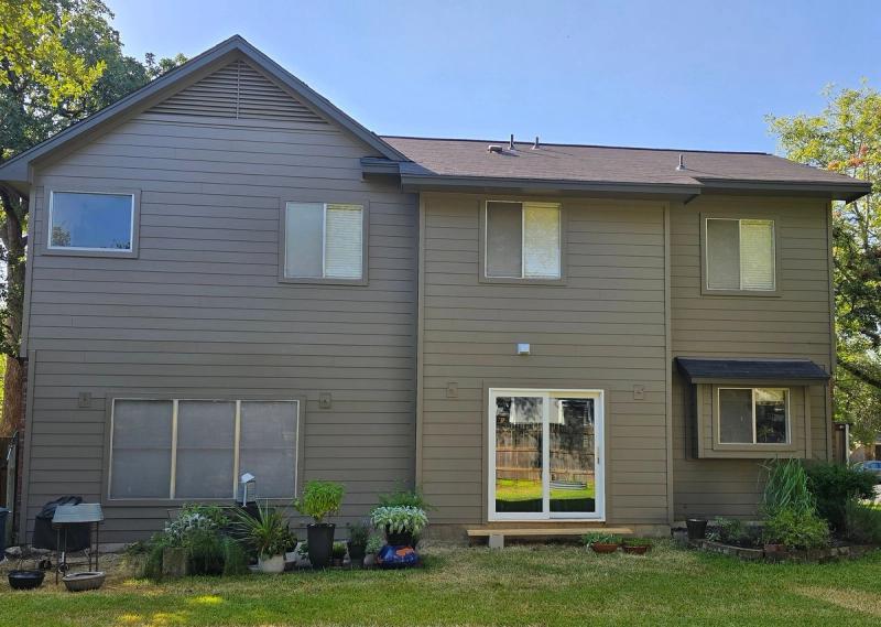 James Hardie 8.25" Smooth Siding detail — Village At Western Oaks, Austin (photo 9)
