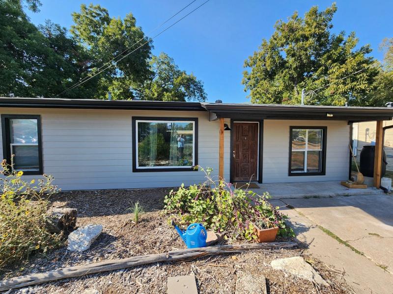 James Hardie JamesHardie 8.25" Select Cedarmill detail — Govalle, Austin (photo 3)