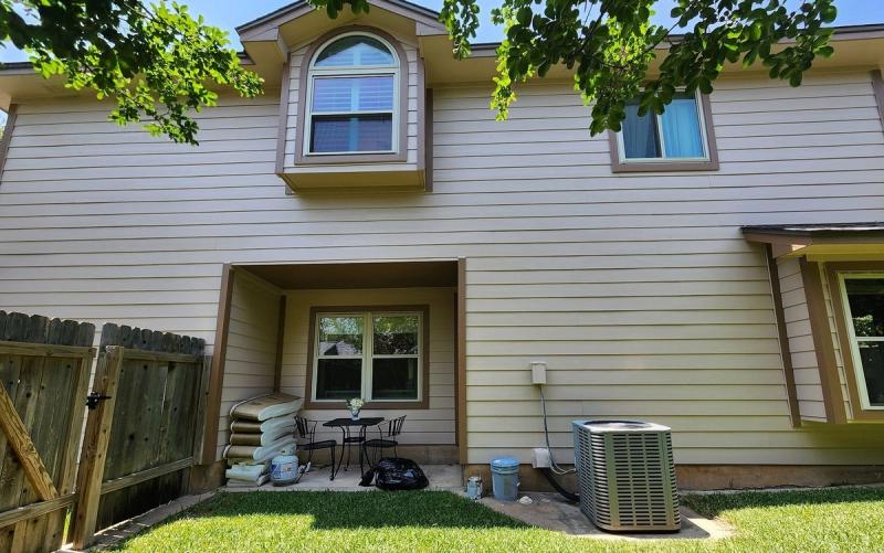 James Hardie 8.25" Select Cedarmill detail — Woods Of Brushy Creek, Austin (photo 6)