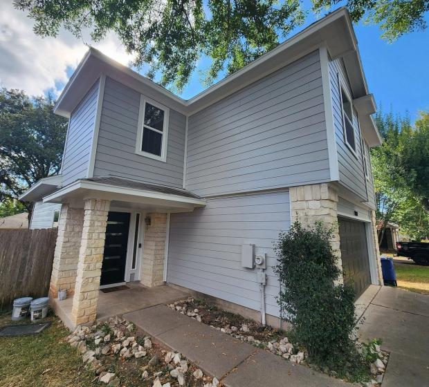 James Hardie 8.25" Select Cedar Mill detail — Parkwood, Austin (photo 2)