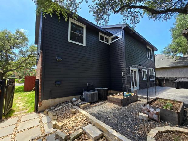 James Hardie 8.25" Primed Select Cedar Mill detail — Circle C North, Austin (photo 2)