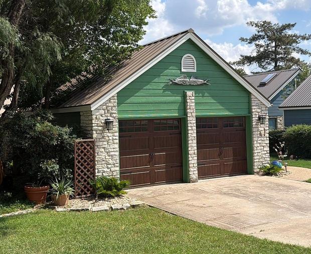 James Hardie Colonial Roughsawn 8.25" Lap detail — Lakeway (photo 2)