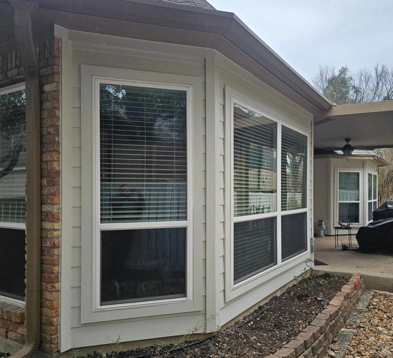 James Hardie Select Cedar Mill 8.25" Lap Siding detail — West Oak Hill, Austin (photo 3)