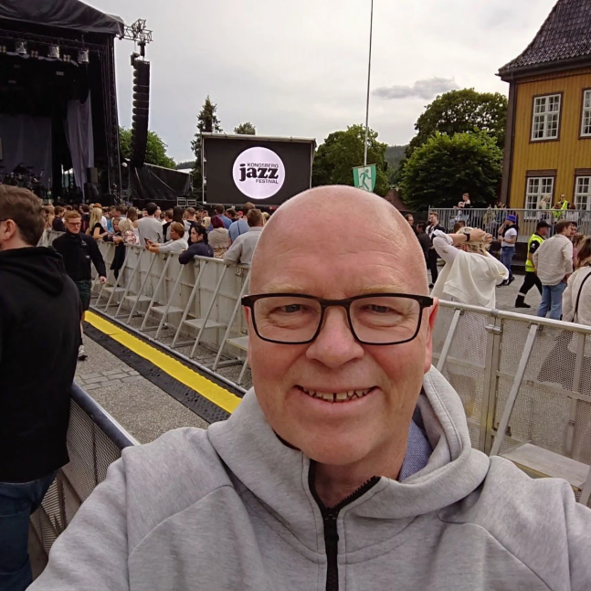 En mann smiler til kamera.