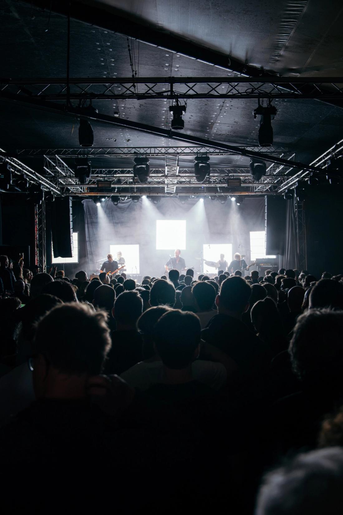 Konsertbilde i et mørkt lokale