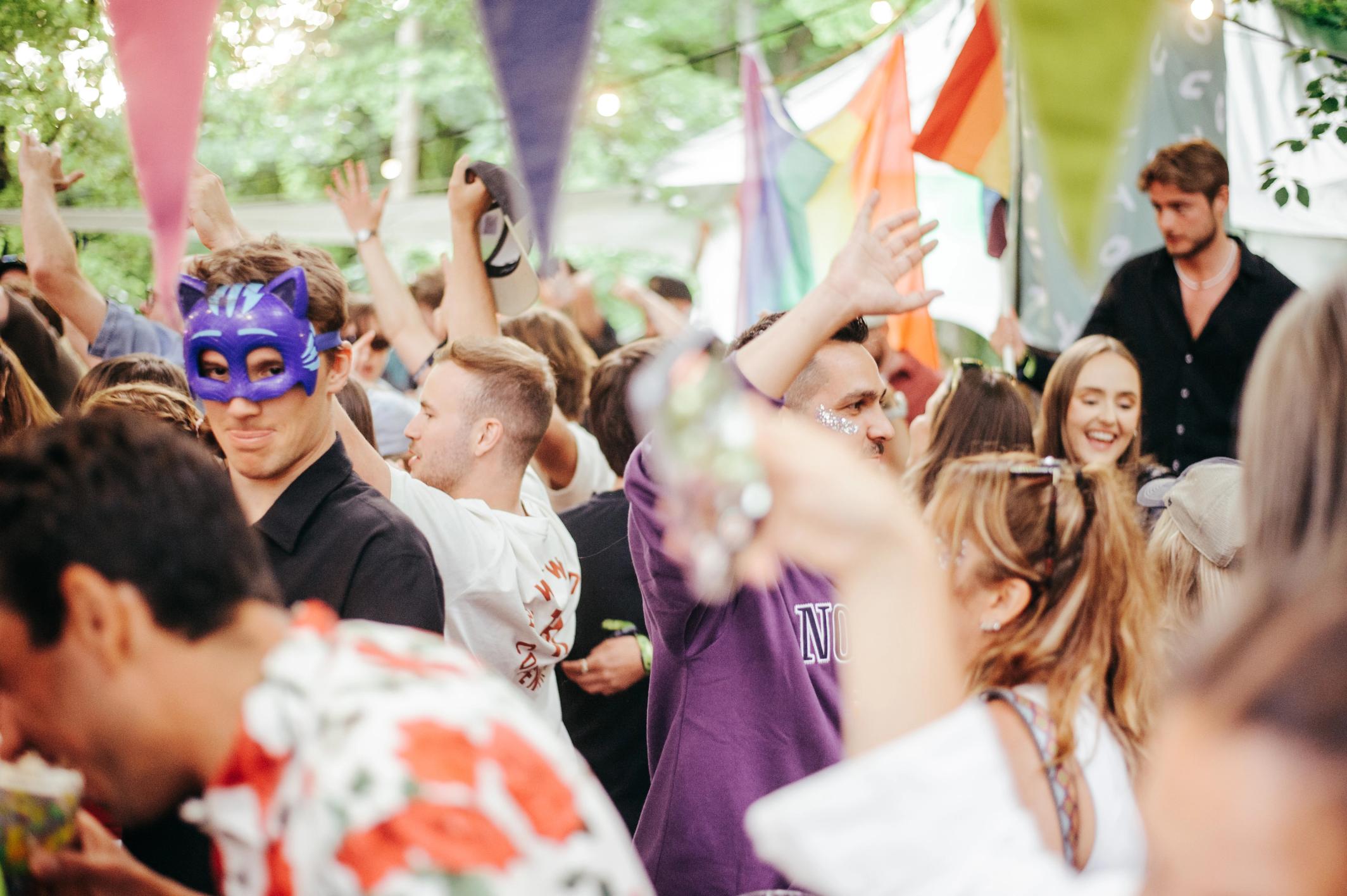 Mennesker på festival med ansiktsmaling og masker