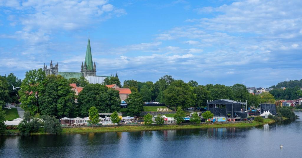 Oversiktsbilde av et festivalområde ved Nidelva.
