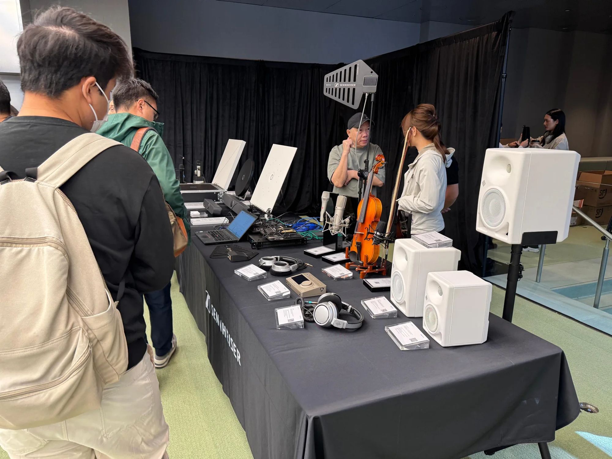 B2B Roadshow Planning: Product Demos, Visitor Flow and AV