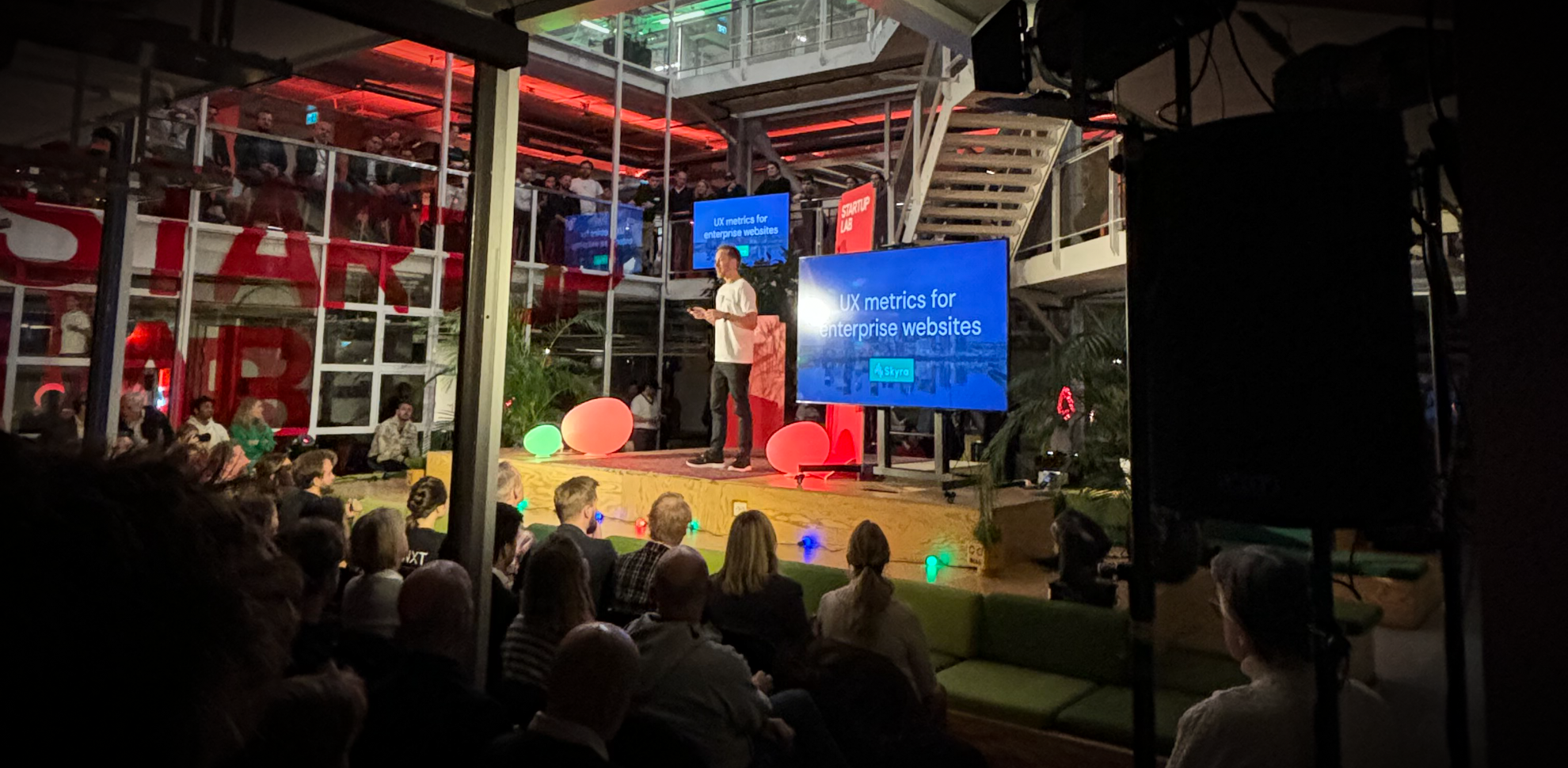 Skyra på scenen hos StartupLab