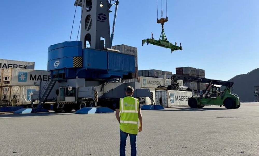 Mann foran container kran