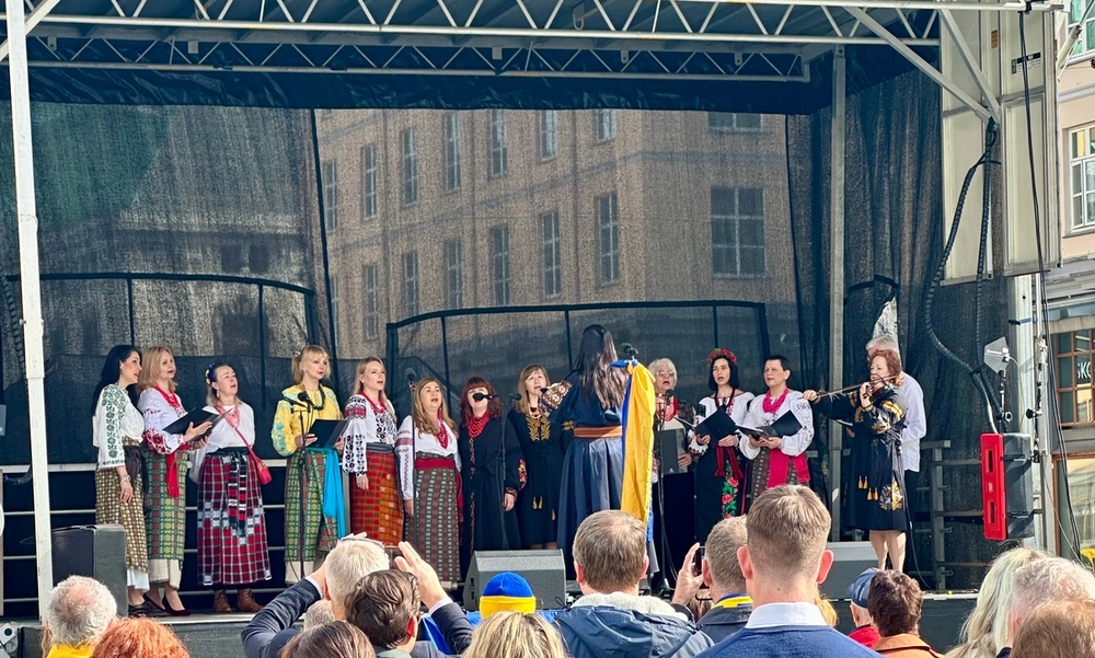 Det ukrainske koret Kvitka Dushi kledd i nasjonaldrakter på scenen under markeringen.