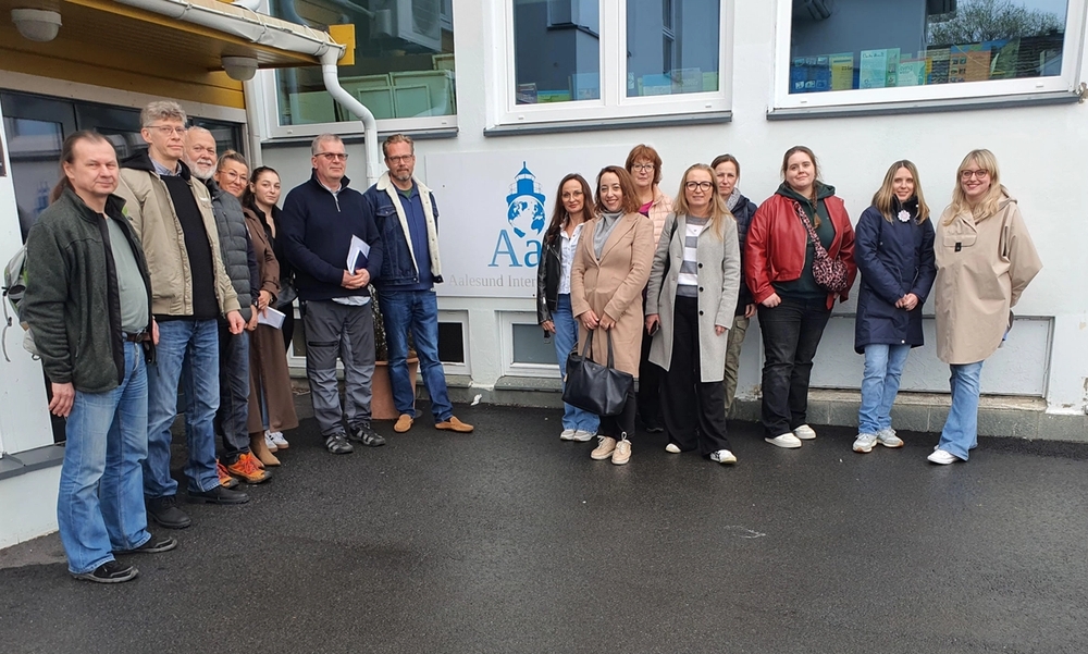 Mange mennesker står oppstilt utenfor en bygning