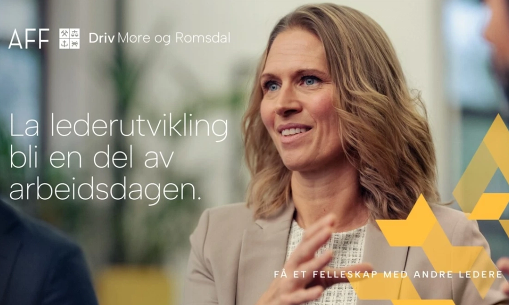 Kvinne i beige dress smiler og gestikulerer