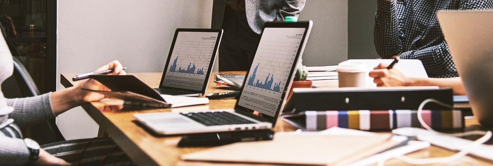 Nærbilde av PCer på et bord