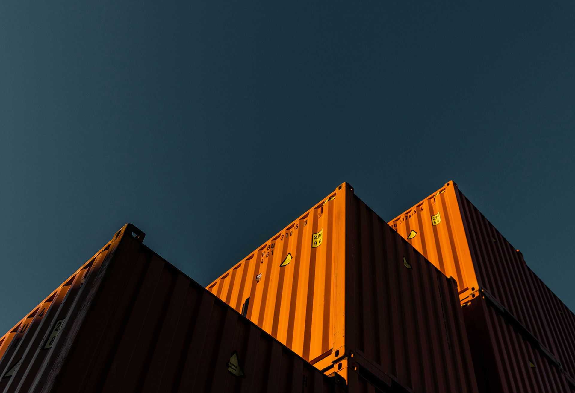 Containere sett nedenfra