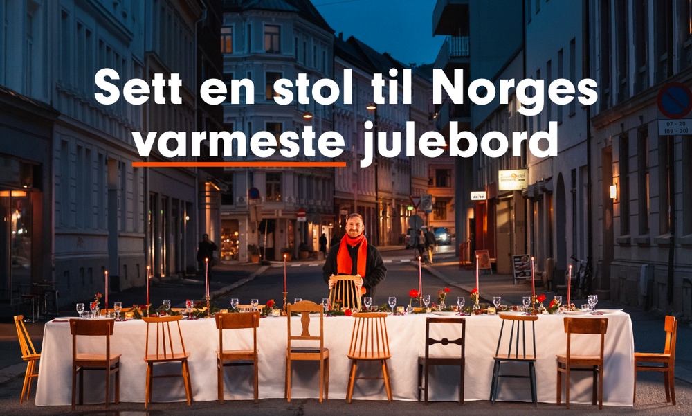 Et langbord i en Ålesundsgate med tomme stoler.