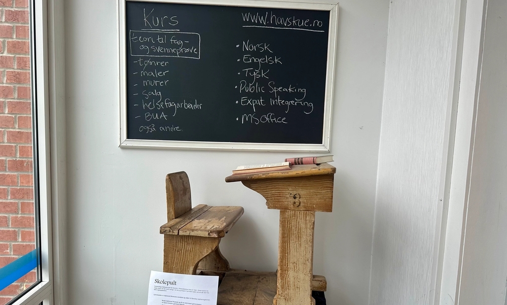 En tavle som henger over en pult