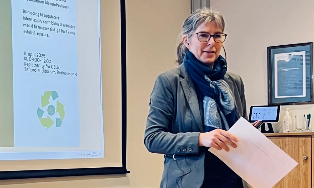 Kvinne holder en presentasjon.