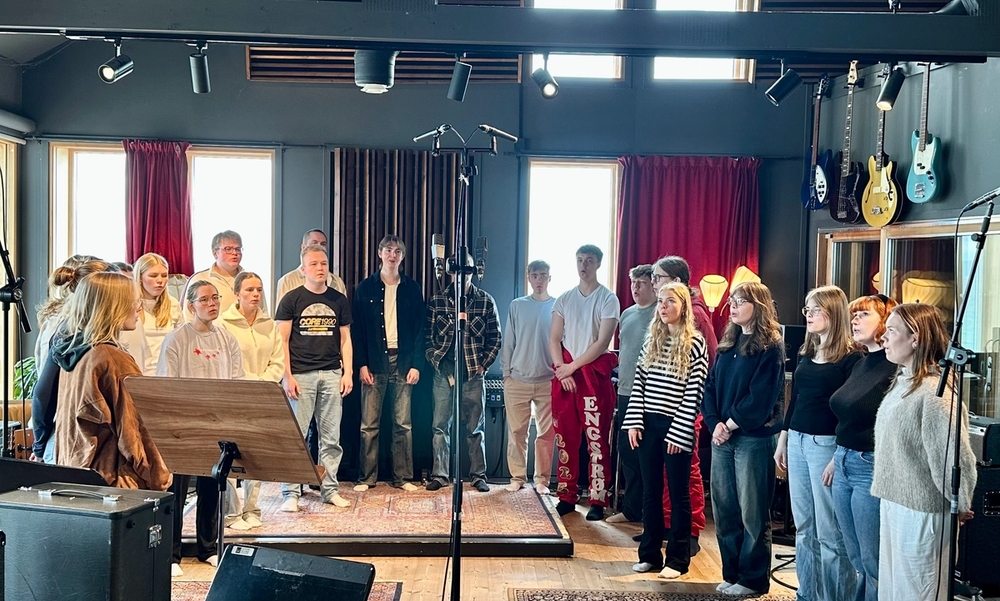 Et kor synger i et studio