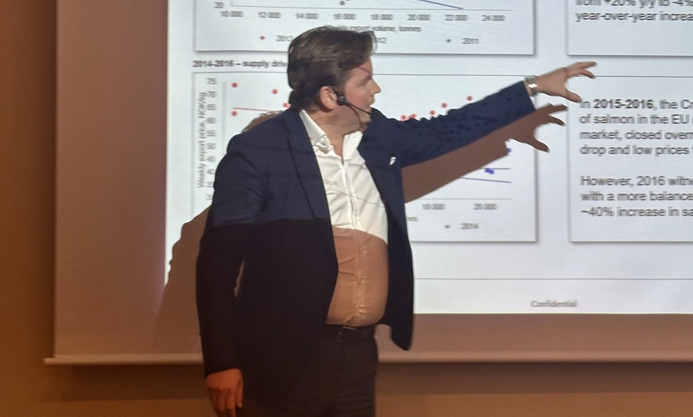 Mann peker på grafer på en skjerm