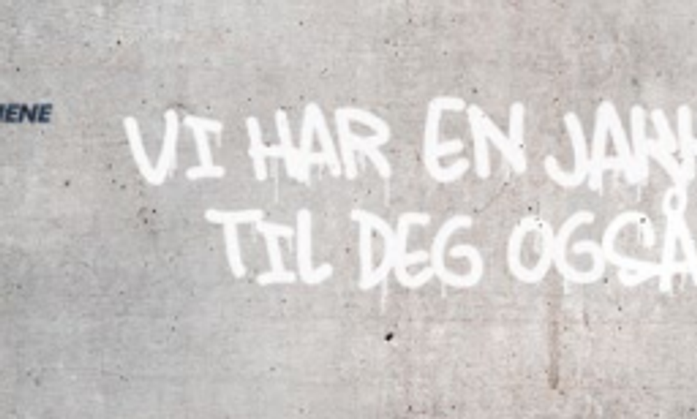 Natteravnene på betongvegg med teksten vi har en jakke til deg også.