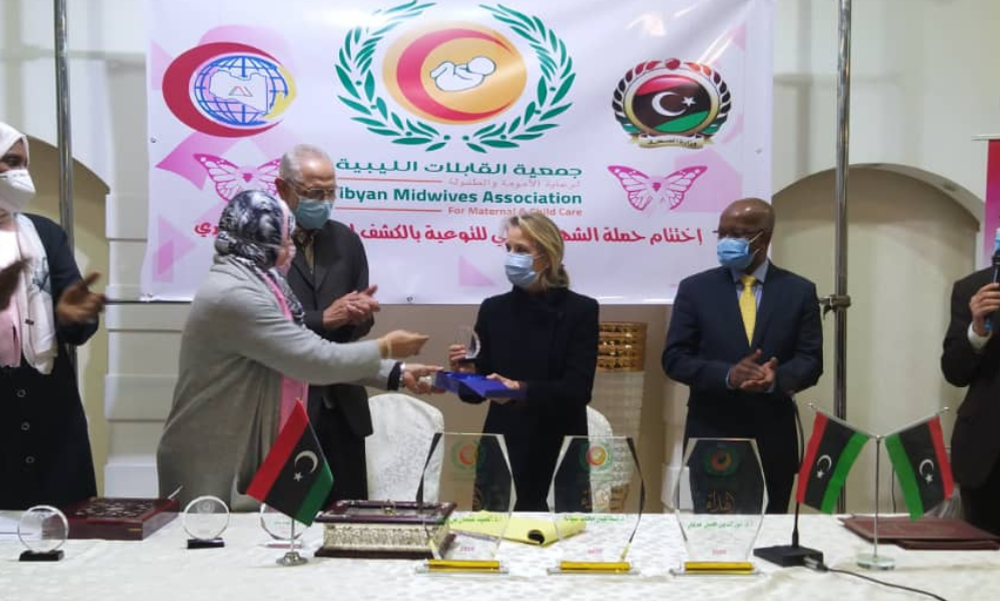Elisabeth Hoff sammen med Libyan Midwives Association.