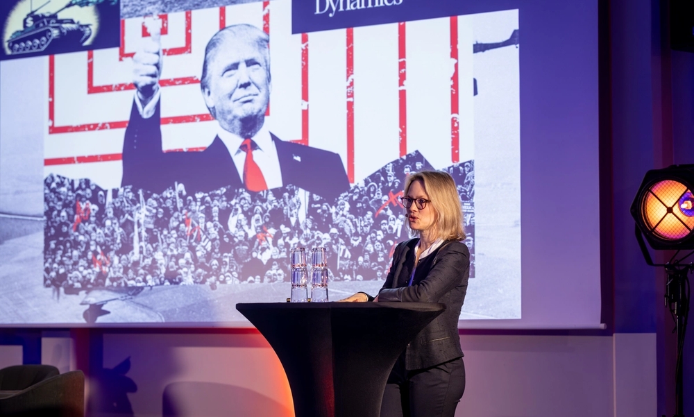 Kvinne står på en scene og holder et innlegg.