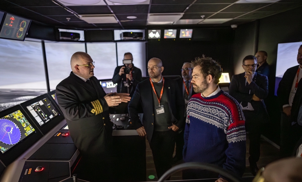 Kaptein Marius Strømmen tok med stortingspolitikerne på tur rundt Stad i simulatoren