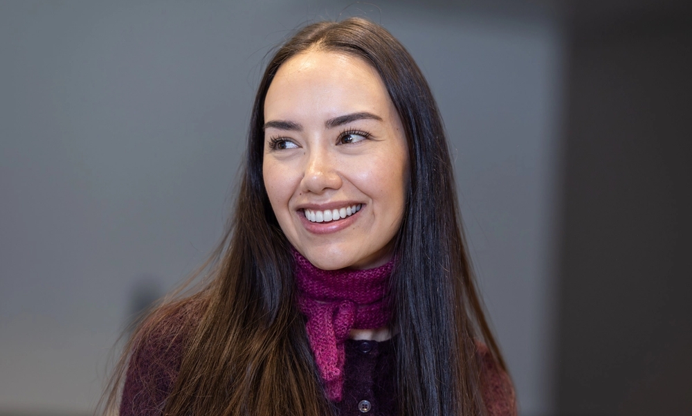 Ung kvinne med mørkt hår.